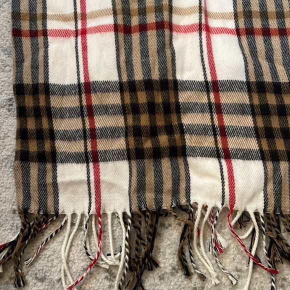 extra large burberry print scarf from italy in great condition - super soft - Picture 2 of 3